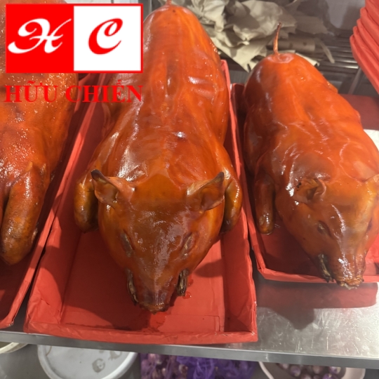 •	heo quay nguyên con giá bao nhiêu